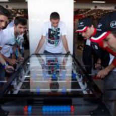 Los pilotos de Virgin jugando al futbolín en España 2011