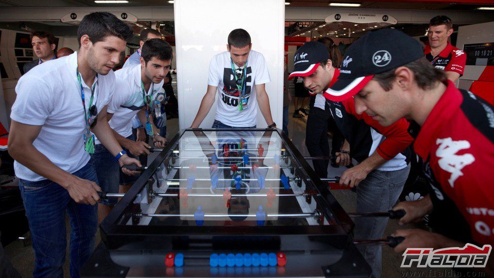 Los pilotos de Virgin jugando al futbolín en España 2011