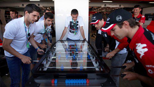 Los pilotos de Virgin jugando al futbolín en España 2011