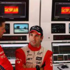 Timo Glock habla con su ingeniero en el GP de España 2011