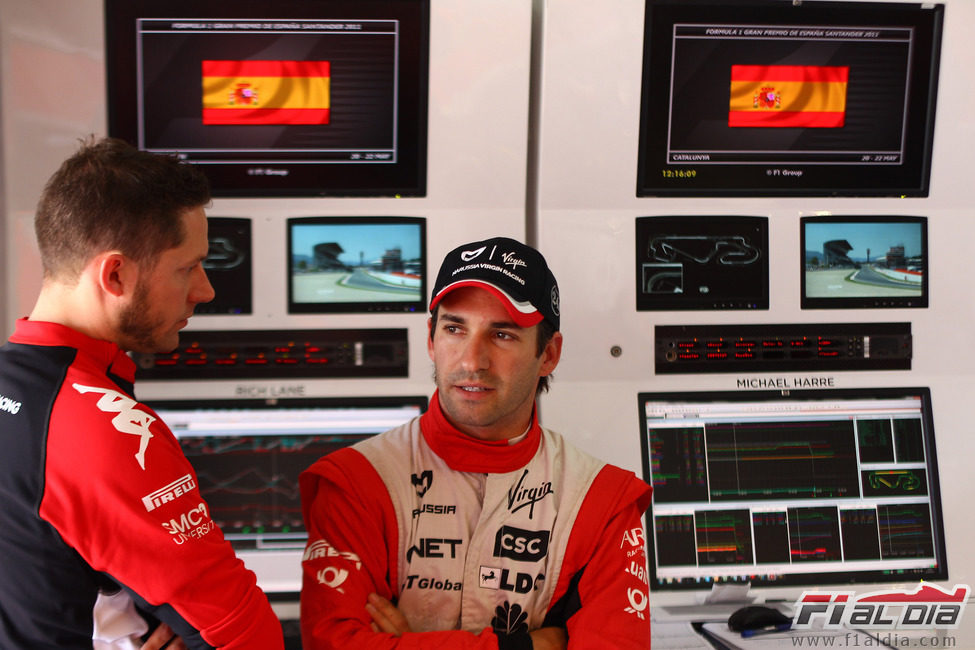 Timo Glock habla con su ingeniero en el GP de España 2011