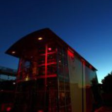 El rojo motorhome de Virgin bajo el anochecer español.