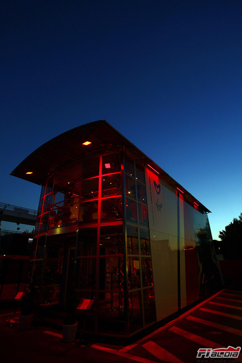 El rojo motorhome de Virgin bajo el anochecer español.