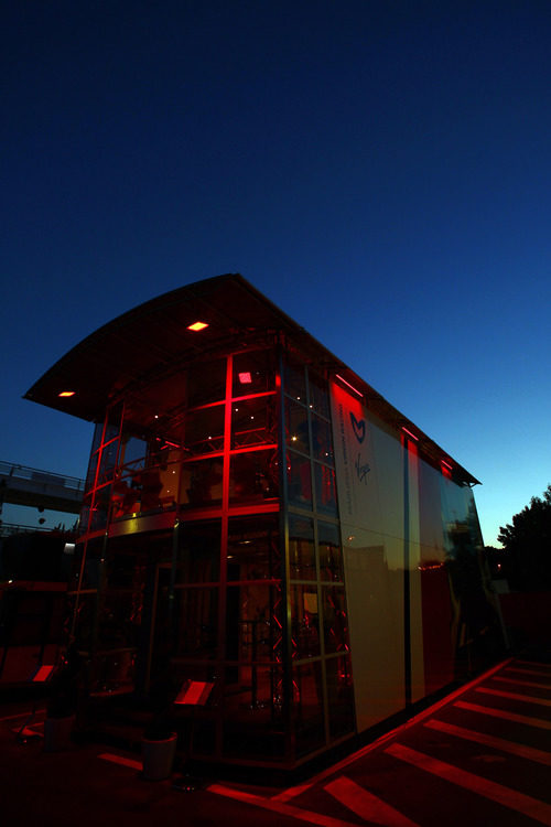 El rojo motorhome de Virgin bajo el anochecer español.