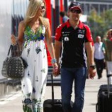 Timo Glock llega al Circuit de Catalunya junto a su novia