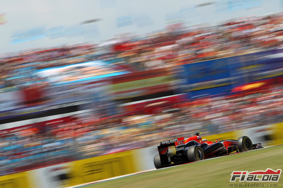 D'Ambrosio pasa junto a la poblada grada española en Montmeló