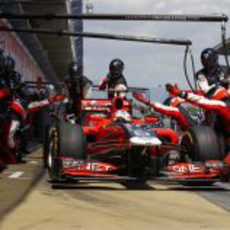 Timo Glock acelera tras su parada en boxes en Montmeló