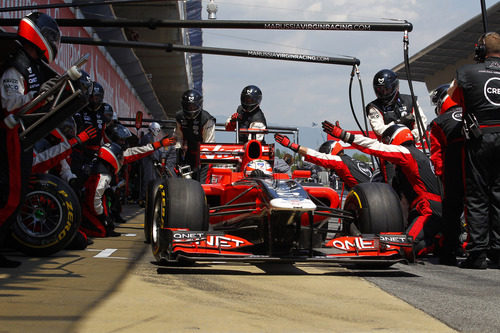 Timo Glock acelera tras su parada en boxes en Montmeló