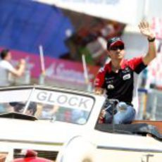 Glock saluda a los aficionados españoles durante el drivers parade