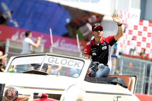 Glock saluda a los aficionados españoles durante el drivers parade