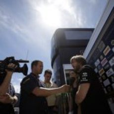 Nick Heidfeld atiende a los medios en el Circuit de Catalunya