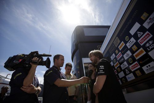 Nick Heidfeld atiende a los medios en el Circuit de Catalunya