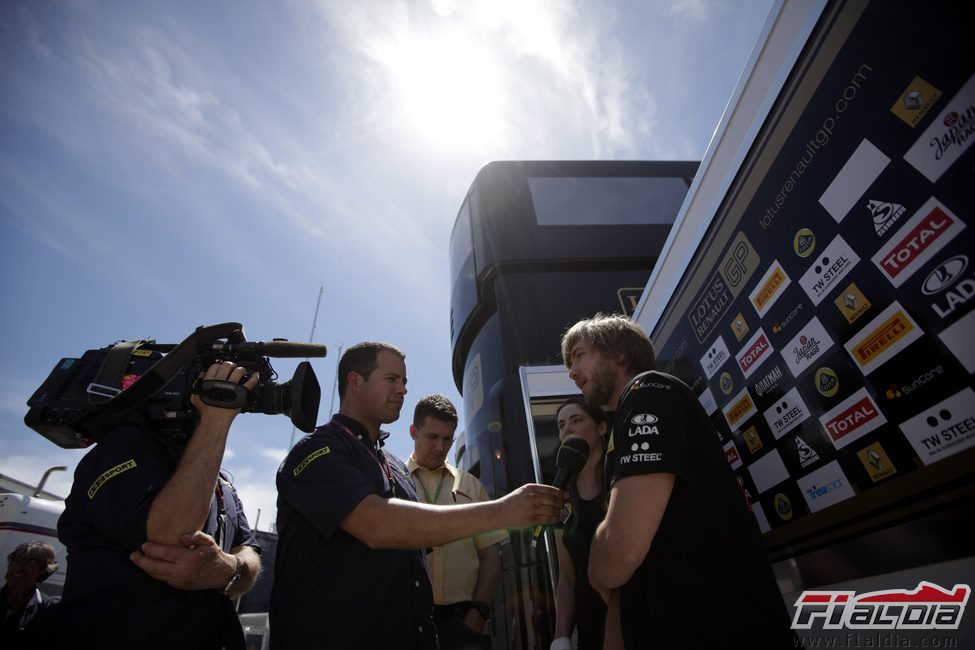 Nick Heidfeld atiende a los medios en el Circuit de Catalunya
