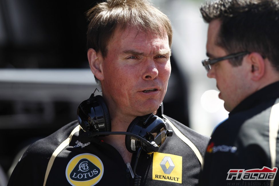Alan Permane habla con Eric Boullier en Montmeló 2011