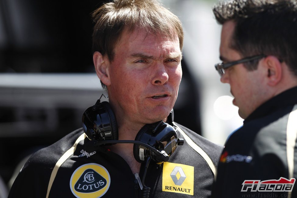 Alan Permane habla con Eric Boullier en Montmeló 2011