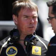 Alan Permane habla con Eric Boullier en Montmeló 2011