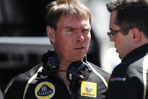 Alan Permane habla con Eric Boullier en Montmeló 2011