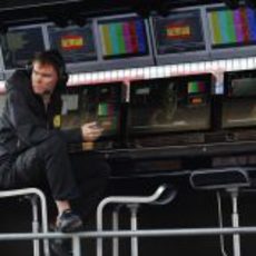 Alan Permane en el muro durante el GP de España 2011