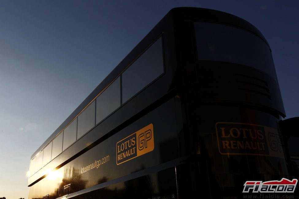 El motorhome de Lotus Renault GP en Montmeló