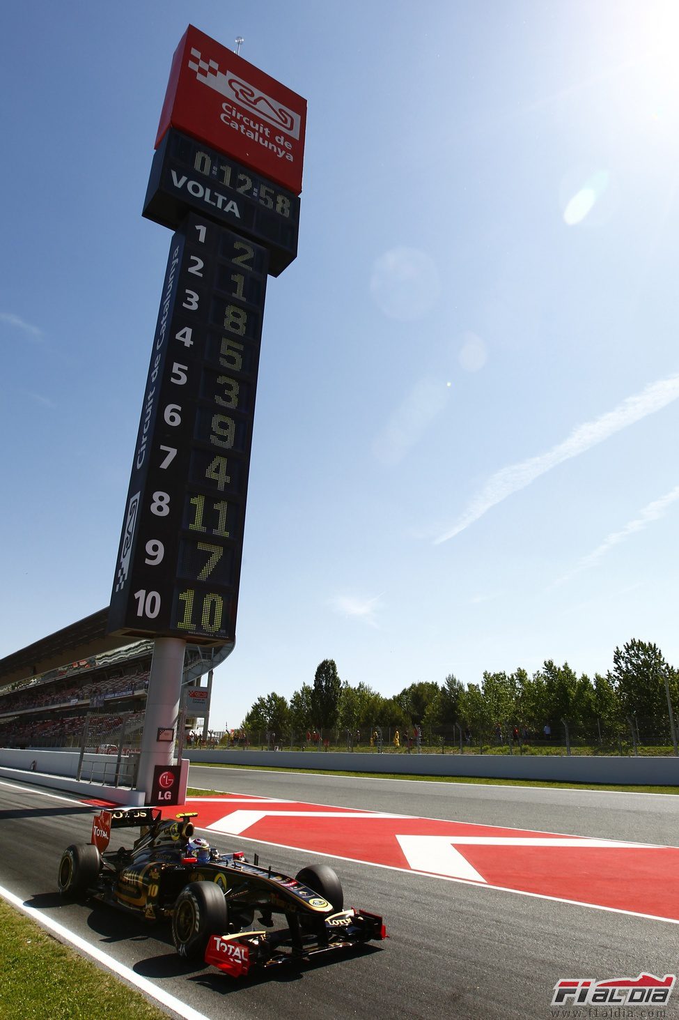 Petrov sale a pista durante la clasificación del GP de España 2011