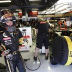 Heidfeld en el garaje de Lotus Renault GP en España 2011