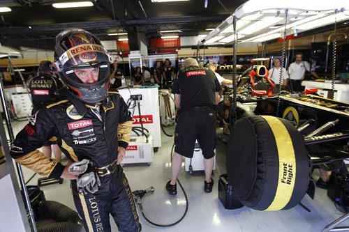 Heidfeld en el garaje de Lotus Renault GP en España 2011