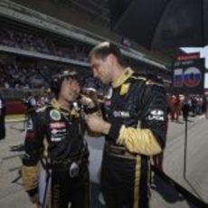 Petrov charla con su ingeniero en la parrilla del GP de España 2011