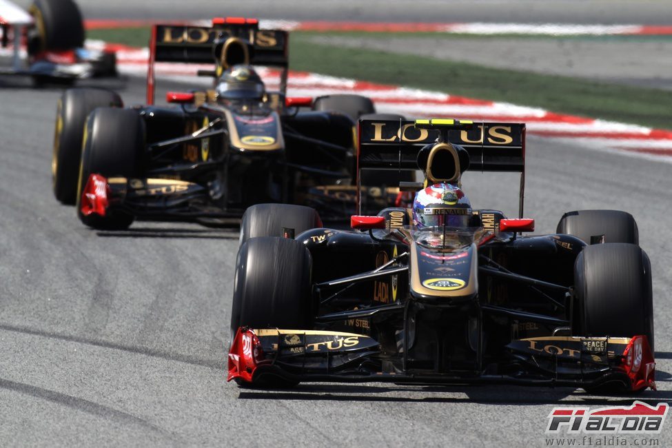 Los dos R31 durante la carrera del GP de España 2011