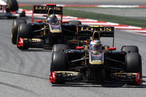 Los dos R31 durante la carrera del GP de España 2011