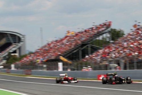 Petrov rueda por delante de Massa en la recta principal de Montmeló