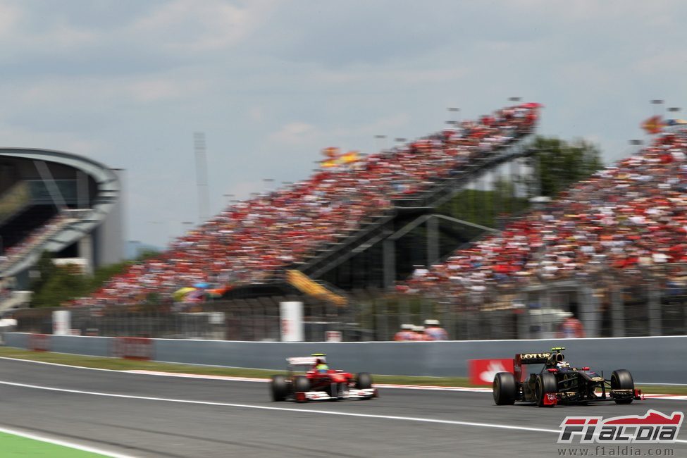 Petrov rueda por delante de Massa en la recta principal de Montmeló