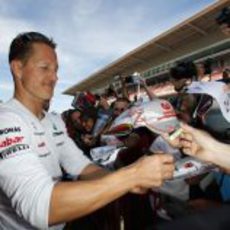 Schumacher firma autógrafos durante el GP de España 2011