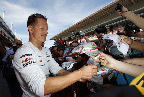 Schumacher firma autógrafos durante el GP de España 2011