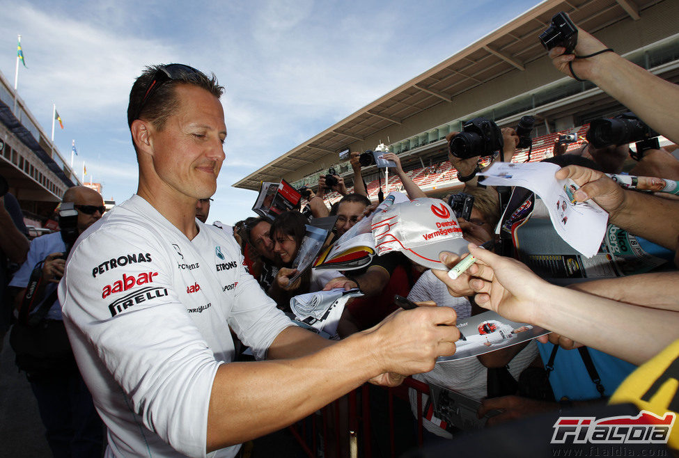 Schumacher firma autógrafos durante el GP de España 2011