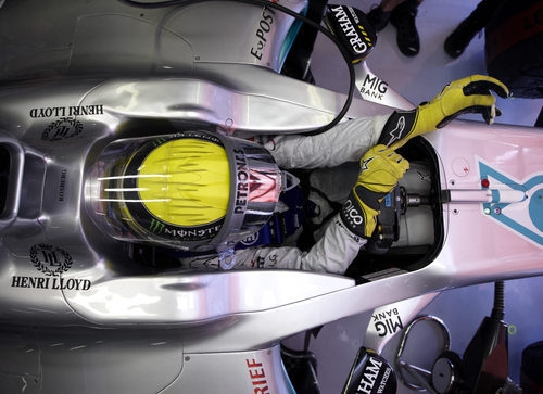 Nico Rosberg en el interior de su Mercedes en España 2011