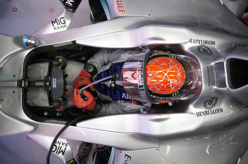 Michael Schumacher en el interior de su Mercedes en España 2011