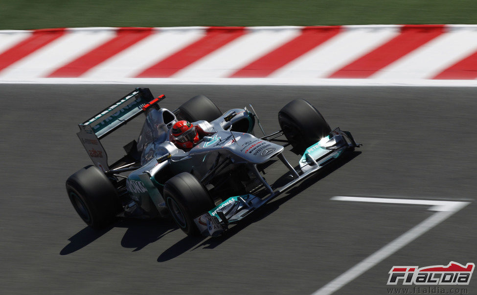 Schumacher rodando sobre el asfalto de Montmeló en el GP de España