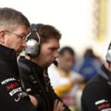 Ross Brawn, con cara de circunstancias en España 2011