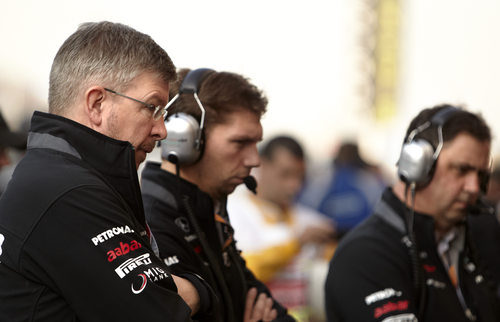 Ross Brawn, con cara de circunstancias en España 2011