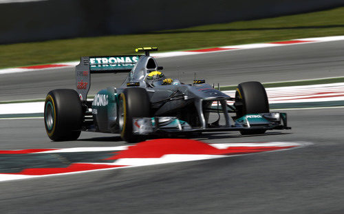 Rosberg encara el vértice de la chicane de Montmeló en España 2011