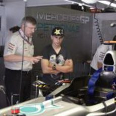 Ross Brawn enseña el W02 a Jorge Lorenzo en España 2011