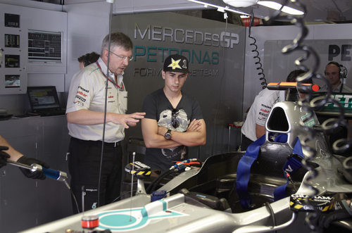 Ross Brawn enseña el W02 a Jorge Lorenzo en España 2011