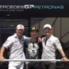 Schumacher y Rosberg junto a Jorge Lorenzo en el paddock de Montmeló