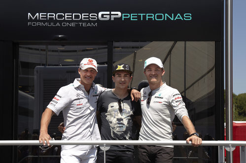 Schumacher y Rosberg junto a Jorge Lorenzo en el paddock de Montmeló