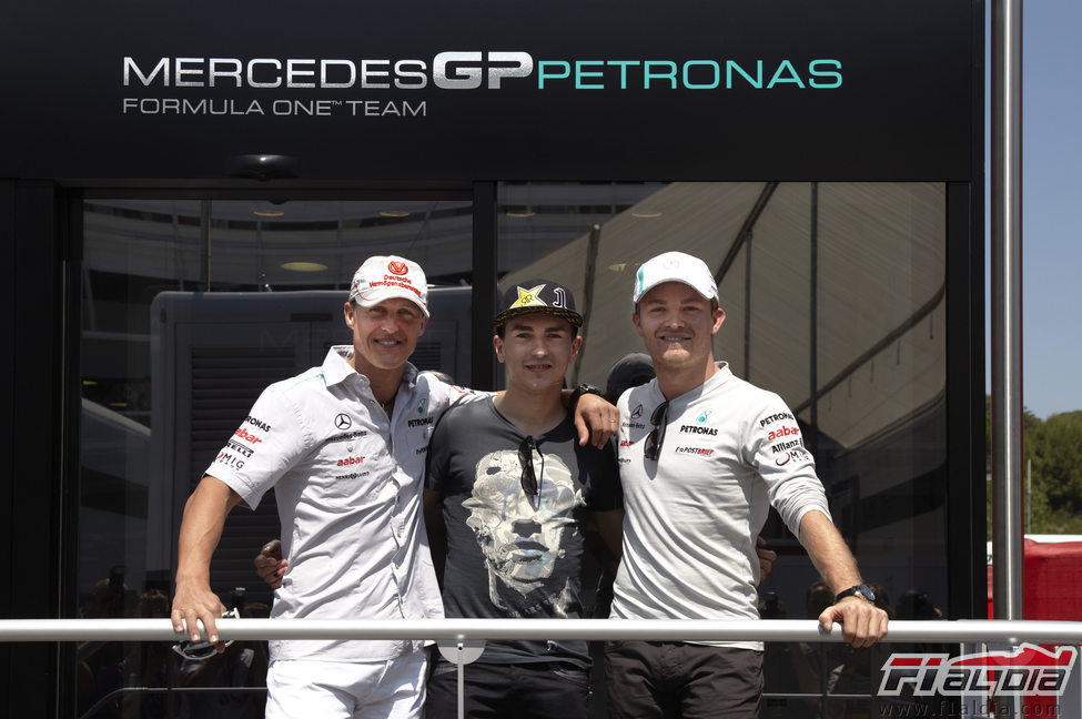 Schumacher y Rosberg junto a Jorge Lorenzo en el paddock de Montmeló