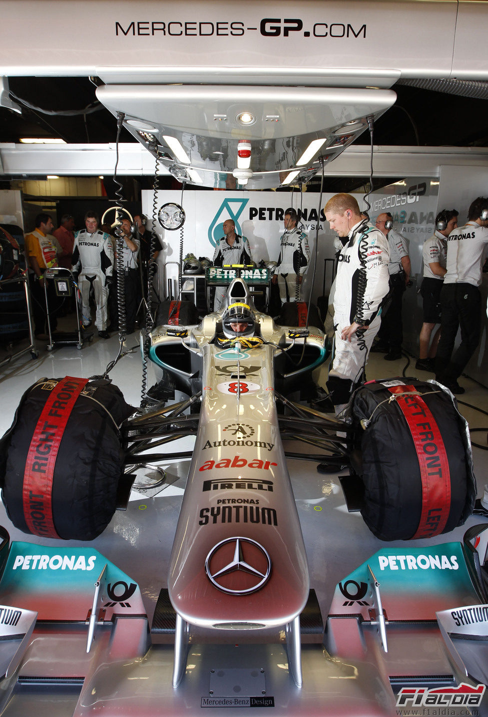 Nico Rosberg en el garaje de Mercedes antes de la carrera