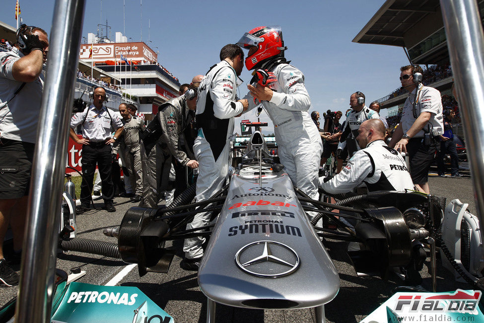 Michael Schumacher en la parrilla del GP de España 2011