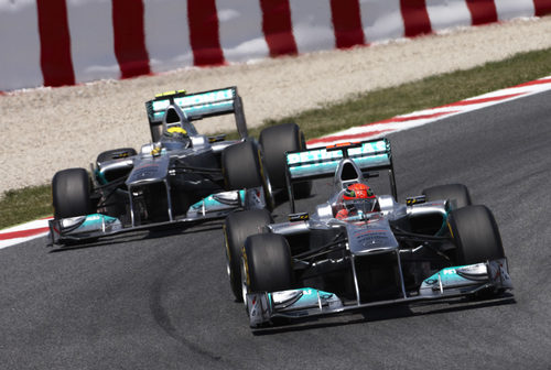 Schumacher y Rosberg pelearon por la sexta posición en España 2011