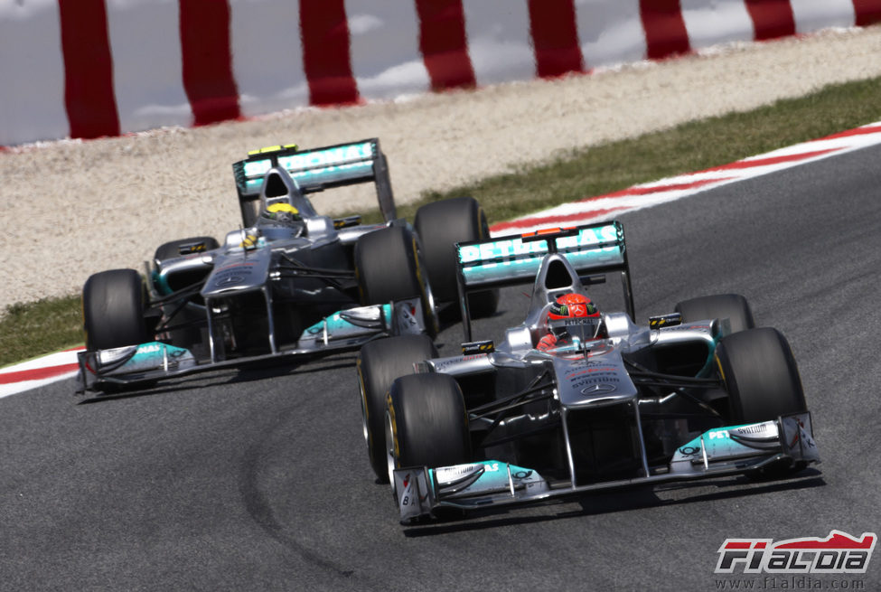 Schumacher y Rosberg pelearon por la sexta posición en España 2011