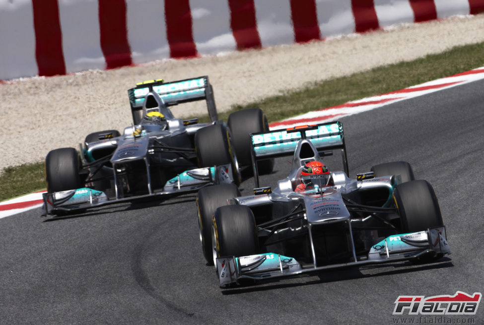 Schumacher y Rosberg pelearon por la sexta posición en España 2011